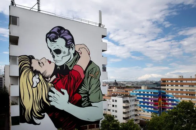 A picture taken on June 13, 2019 shows a mural titled “Love won't tear us appart” by street-artist D*Face, as part of the open air street-art display “Boulevard Paris 13” in Paris. (Photo by Joel Saget/AFP Photo)