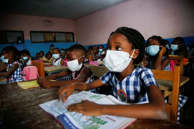 Students wearing protective masks, study in a classroom at the Merlan school in Paillet where, according to the director of the Pasteur Institut of Ivory Coast, professor Mireille Dosso, cases of the new Omicron variant of SARS-CoV-2 were detected, amid the outbreak of the coronavirus disease (COVID-19) in Abidjan, Cote d'Ivoire on January 11, 2022. (Photo by Luc Gnago/Reuters)