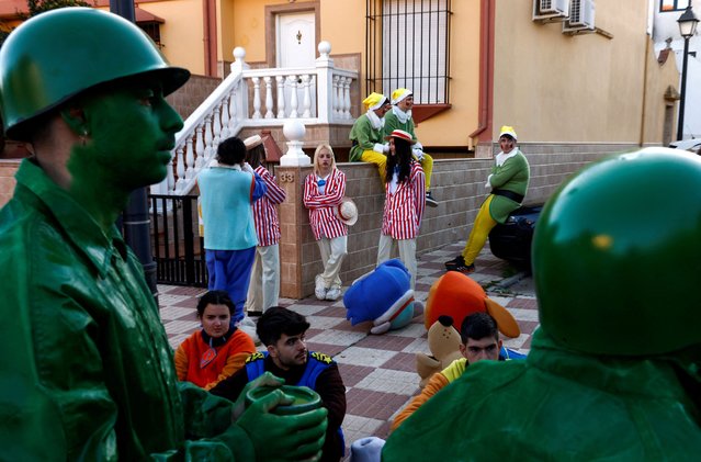 People wait to participate with men dressed up as the Three Wise Men in the traditional Epiphany parade, in Ronda, Spain on January 5, 2023. (Photo by Jon Nazca/Reuters)