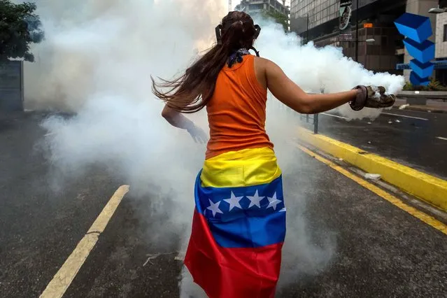 Demonstrators clash with members of the Bolivarian National Police as protests continue in Caracas, Venezuela, 20 April 2017. The Bolivarian National Guard, using tear gas, tried to disperse protests against the government of Venezuelan President Nicolas Maduro. (Photo by Miguel Gutierrez/EPA)