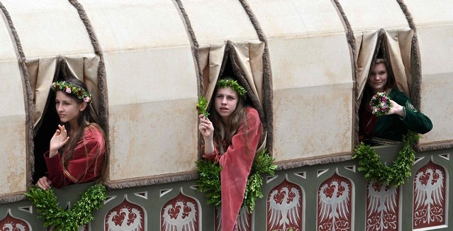 Participants in historical costumes take part in the festival parade of the traditional Landshut Wedding (Landshuter Hochzeit) in Landshut, southern Germany, on July 2, 2023. The Landshut Wedding describes the celebrations for the marriage of Hedwig of Poland and George the Rich in 1475. The 42nd performance of the wedding features 2.400 performers. The traditional wedding is performed every four years. (Photo by Christof Stache/AFP Photo)