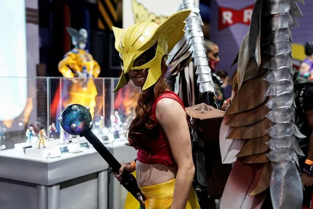 Anne neuter, of Los Angeles, cosplays as DC Comics superhero Hawkgirl at Comic-Con International in San Diego, California, U.S., July 23, 2022. (Photo by Bing Guan/Reuters)