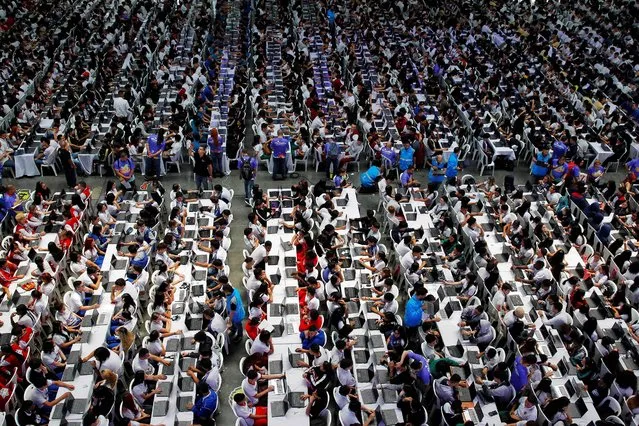 Colombian students take part in the world's largest software lesson to break a Guinness World Record in Medellin, Colombia, on October 19, 2022. The class lasted 45 minutes and 3,119 students from diferents educational institutes participated, breaking the highest record of 1,000 students according to Guinness Book of Records officials. (Photo by Fredy Builes/AFP Photo)
