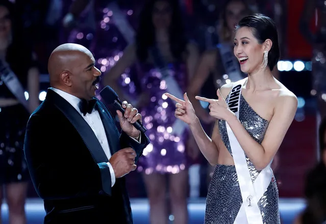 Host Steve Harvey talks with Miss China Roxette Qui after she is selected as the last finalist during the 66th Miss Universe pageant at Planet Hollywood hotel-casino in Las Vegas on November 26, 2017. (Photo by Steve Marcus/Reuters)