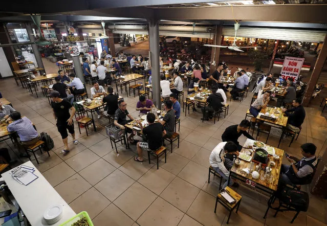Customers gather at a restaurant after the govenment eased nationawide lockdown during the coronavirus disease (COVID-19) outbreak in Hanoi, Vietnam on April 29, 2020. (Photo by Reuters/Kham)
