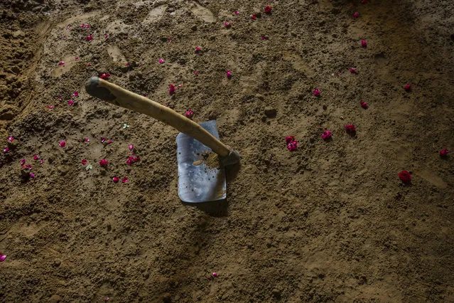 In this November 20, 2017 photo, a spade and flowers from the weekly prayers are seen inside the ring at an akhada, a kind of wrestling hostel at Sabzi Mandi, in New Delhi, India. (Photo by Dar Yasin/AP Photo)