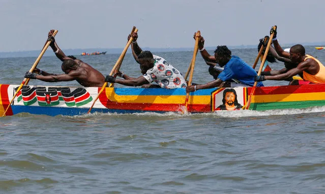 Participants paddle in a boat during the traditional Isambo Beach Carnival, as part of the Christmas festivities, in Lake Victoria at Che's Bay near the Port Victoria town of Budalangi in Bunyala Sub-County of Busia, Kenya on December 23, 2022. (Photo by Thomas Mukoya/Reuters)