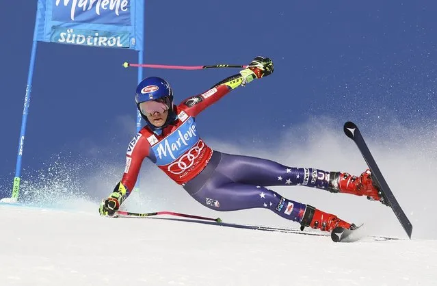 United States' Mikaela Shiffrin looses her balance as she speeds down the course during an alpine ski, women's World Cup giant slalom at the Kronplatz resort, in San Vigilio di Marebbe, Italy, Tuesday, January 23, 2018. (Photo by Alessandro Trovati/AP Photo)