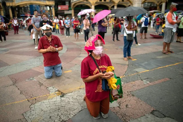 Filipino devotees attend mass while maintaining social distancing outside the Minor Basilica of the Black Nazarene, amid the coronavirus disease (COVID-19) outbreak, in Quiapo, Manila, Philippines, October 2, 2020. (Photo by Eloisa Lopez/Reuters)