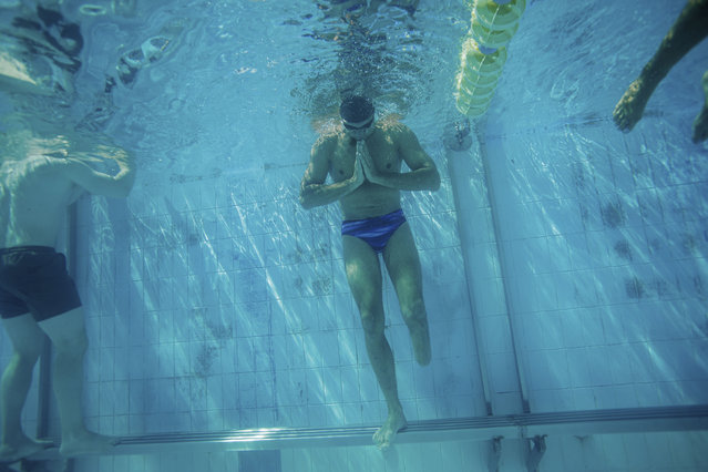 Ukrainian war veteran Pavlo Tovstyk rests during a training for a 6.5km swimming race across the Bosporus Strait, in Kyiv, Ukraine, Tuesday, August 12, 2025. (Photo by Evgeniy Maloletka/AP Photo)