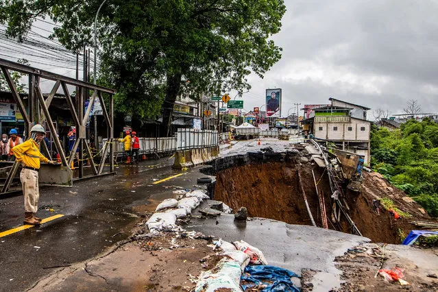 Workers prepare to fix a landslide site caused from heavy rains in the Caringin area, in Bogor on March 2, 2023. (Photo by Aditya Aji/AFP Photo)