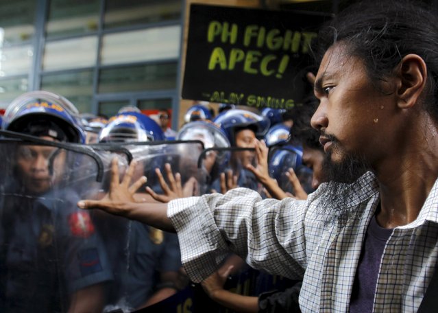 Student protesters clash with Philippine police during a rally near the U.S. embassy ahead of the Asia-Pacific Economic Cooperation (APEC) summit, in Manila November 17, 2015. (Photo by Cheryl Gagalac/Reuters)