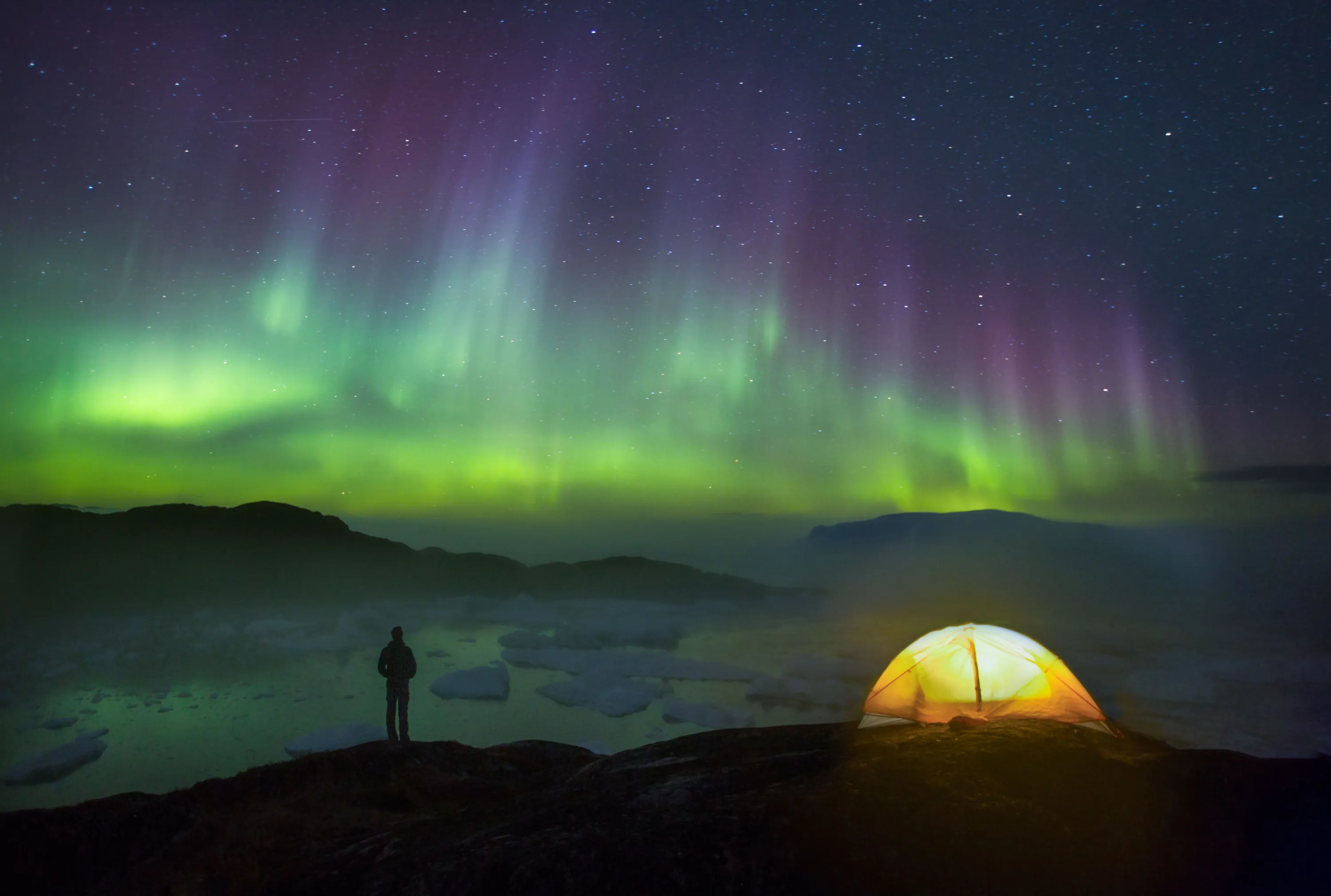 Aurora borealis greenland. Гренландия Северное сияние. Айсберги Северное сияние. Северно Ледовитый океан Северное сияние.