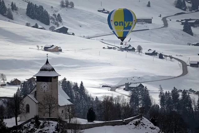A balloon flies during the 37th International Hot Air Balloon Week in Chateau-d'Oex, January 24, 2015. (Photo by Pierre Albouy/Reuters)