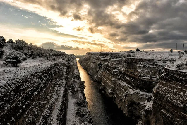 This photo taken on January 10, 2017 shows a snow-covered Corinth Canal, near the city of Corinth. A cold snap gripping Europe has killed more than 30 people in recent days, left thousands of travellers stranded in snow-covered Turkey and brought fresh misery for migrants and the homeless. (Photo by Valerie Gache/AFP Photo)