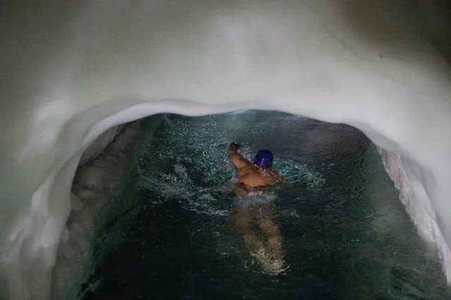 52-years-old Italian ice swimmer Paolo rswims in a filled up water kettle in an ice cave inside the Nature Ice Palace, with a hight of 3,250 meters (10,663 feet) above sea level, at Hintertux Glacier near Hintertux, some 480 kilometers (298 miles) western of Vienna, Austria, 29 July 2018. (Photo by Christian Bruna/EPA/EFE)