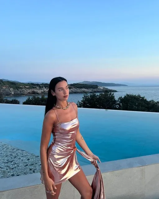 English-Albanian singer and songwriter Dua Lipa early August 2023 smolders next to an infinity pool. (Photo by dualipa/Instagram)