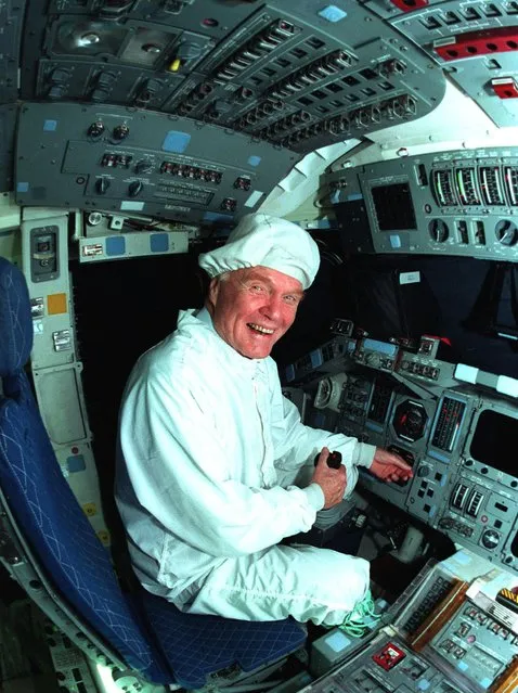 Ohio Senator John Glenn tours the flight deck of the shuttle Columbia at Kennedy Space Center in this NASA handout photo dated January 21, 1998. Glenn will be a mission specialist aboard the Space Shuttle Discovery STS-95 mission. (Photo by Reuters/NASA)
