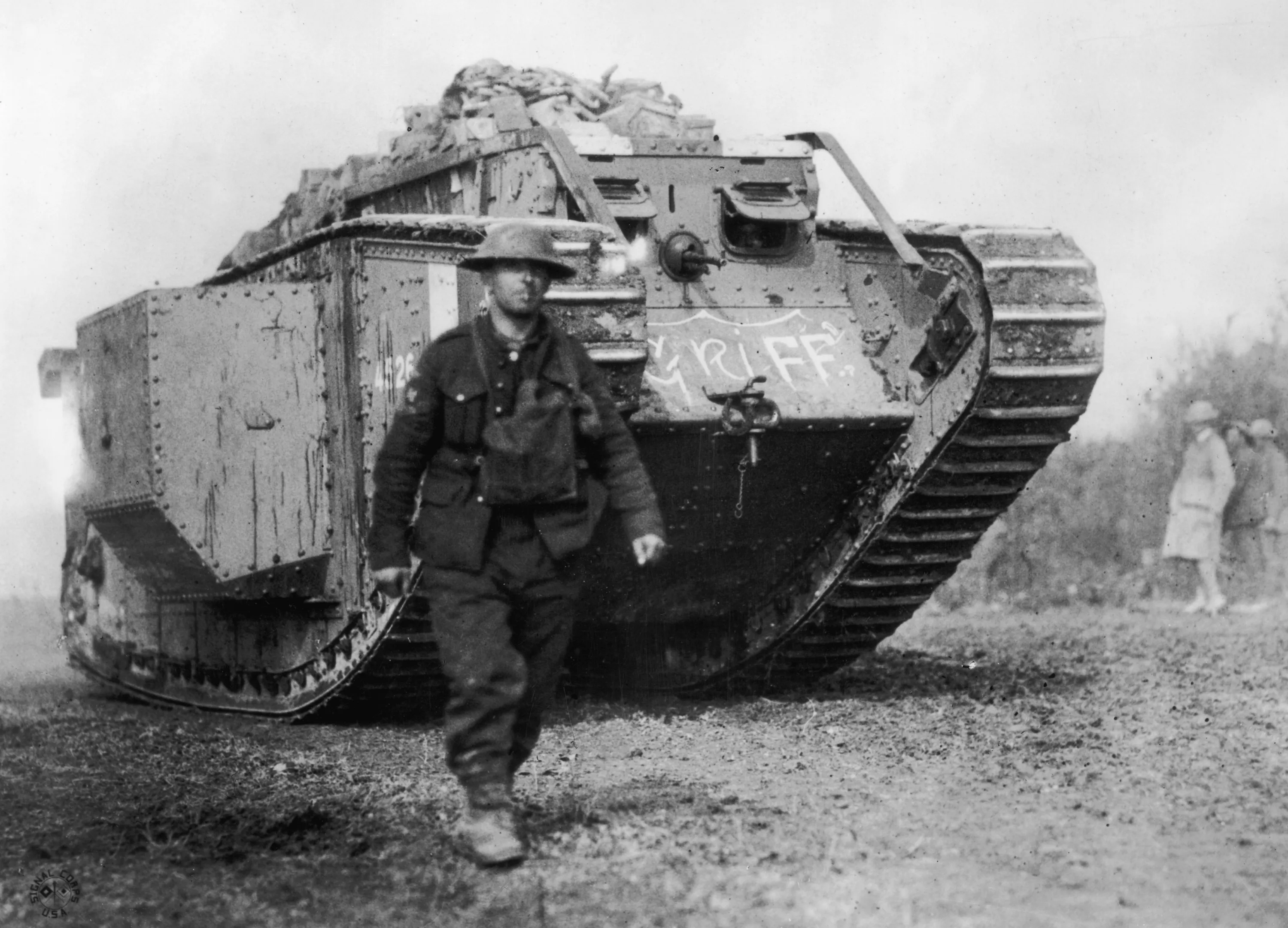Первые американские танки. Танкисты первой мировой войны 1914-1918. Первый танк в первой мировой войне. Танки первой мировой войны. Британский танк 1 мировой войны.