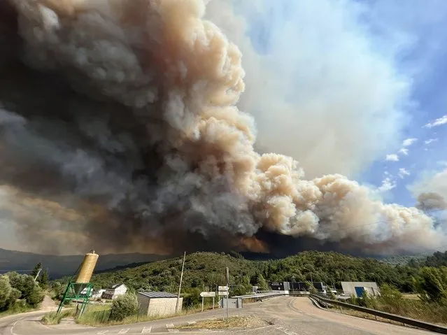 Photo taken on July 20, 2022 shows smoke caused by a wildfire rising in El Barco de Valdeorras, Galicia, Spain. In Spain, the heatwave has raised the risk of forest fires to “extreme” and “very high” levels in nearly all parts of the country. Spain has suffered over 250 wildfires so far in 2022, which have burned off over 90,000 hectares of land, surpassing the losses reported in 2021. (Photo by Junta de Galicia/Handout via Xinhua News Agency/Alamy Live News)