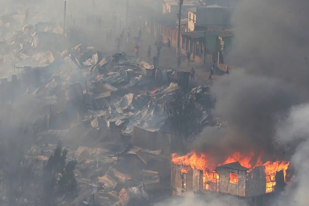 Huge Wildfire Burns Homes in Chile's Valparaiso