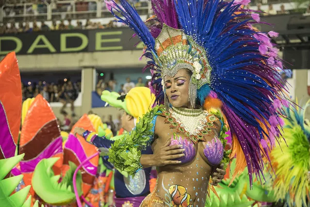 A performer dances during Uniao da Ilha performance at the Rio Carnival in Sambodromo on February 7, 2016 in Rio de Janeiro, Brazil. (Photo by Raphael Dias/Getty Images)