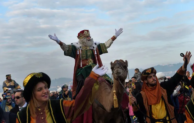 A man dressed as one of the Three Kings greets people during the Epiphany parade in Gijon, Spain January 5, 2017. (Photo by Eloy Alonso/Reuters)