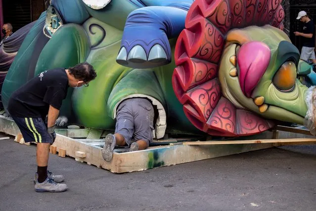 A worker finishes details on a sculpture installed in Valencia, Spain, 20 August 2021. The Fallas 2021 festival will be held in the first week of September 2021, months later than traditionally, after being postponed in March due to the coronavirus disease (COVID-19) pandemic. (Photo by Biel Alino/EPA/EFE)