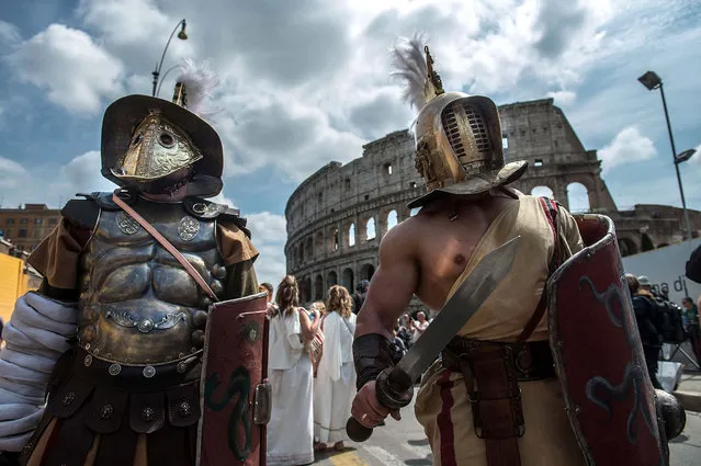 Actors dressed as ancient Roman soldiers stand near the Coliseum as they attend a parade to commemorate the 2,768th anniversary of the founding of Rome on April 19, 2015 in Rome, Italy. (Photo by Giorgio Cosulich/Getty Images)