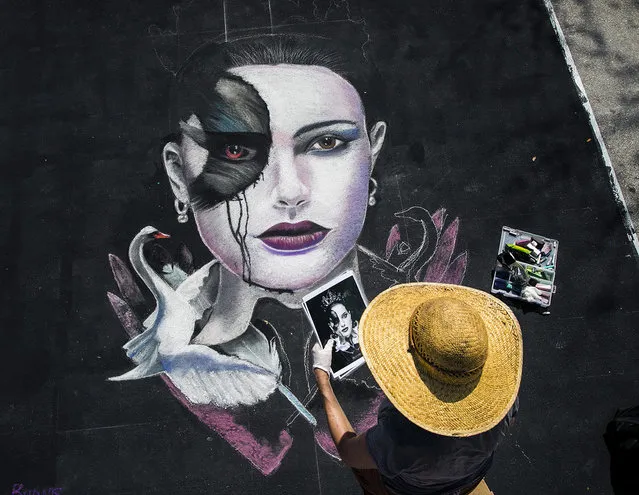 Jeanie Burns, of West Palm Beach, paints a portrait of Natalie Portman, from the movie, “Black Swan”. (Photo by Greg Lovett/The Palm Beach Post)