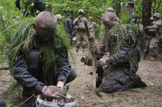 US and Ukrainian soldiers take part in joint military exercises near the western Ukrainian city of Lviv, Ukraine, 14 May 2015. The Fearless Guardian – 2015 drill kicked off at the Yavoriv military base in western Ukraine, close to the border with Poland on 20 April 2015. (Photo by Ivan Boberskyy/EPA)