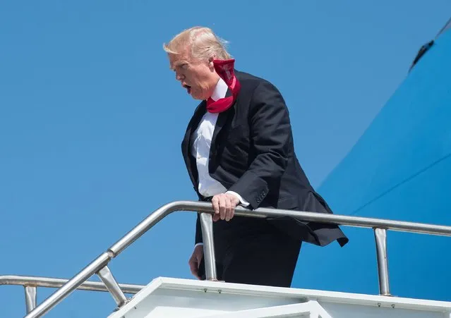 US President Donald Trump departs off Air Force One after arriving in Orlando, Florida, on March 3, 2017, before heading to St. Andrew Catholic School. (Photo by Nicholas Kamm/AFP Photo)