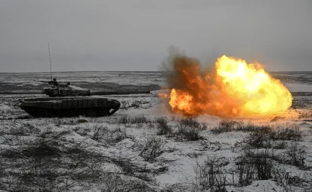 A Russian T-72B3 main battle tank fires during combat exercises at the Kadamovsky range in the southern Rostov region, Russia on January 12, 2022. (Photo by Sergey Pivovarov/Reuters)