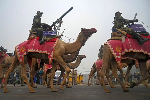 Camel-mounted Border Security Force (BSF) soldiers participate in a rehearsal for the upcoming Republic Day parade in New Delhi on January 20, 2022. (Photo by Prakash Singh/AFP Photo)