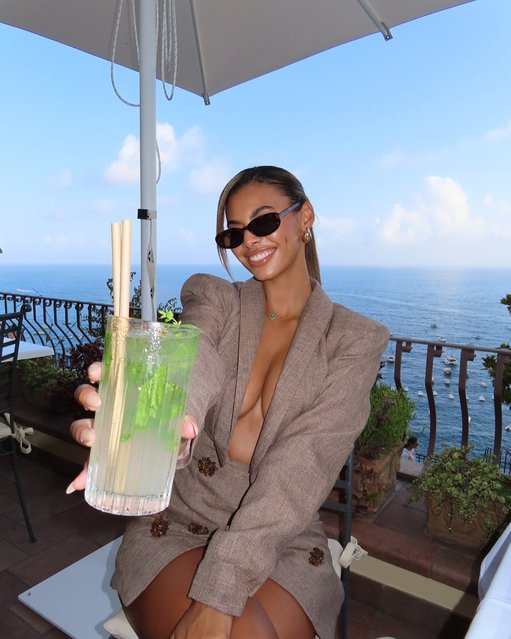 English Internet personality Sophie Piper looked stunning as she went braless in a tiny blazer dress. The 25-year-old in the second decade of June 2024 took to Instagram to share snaps from her trip to the stunning Italian coastal town of Positano. (Photo by Instagram)