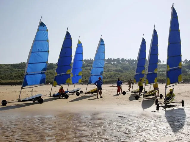 Tourists take part in a land sailing class on the former D-Day landing zone of Omaha beach near Vierville sur Mer, France, August 22, 2013. REUTERS/Chris Helgren