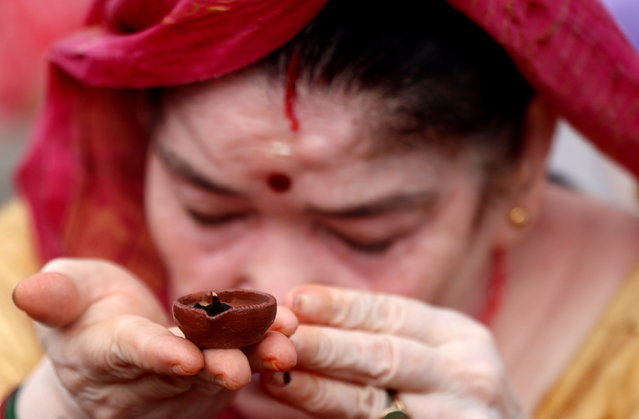 A Hindu devotee participates in the “Tarpan” ritual during Mahalaya prayers on the banks of the Ganges River in Kolkata, India, 02 October 2024. Mahalaya, observed seven days before the Hindu festival of Durga Puja, is a significant occasion marked by prayers and rituals, serving as both an auspicious event and a day of remembrance. On this day, people offer 'tarpan' in memory of their deceased forefathers. (Photo by Piyal Adhikary/EPA)