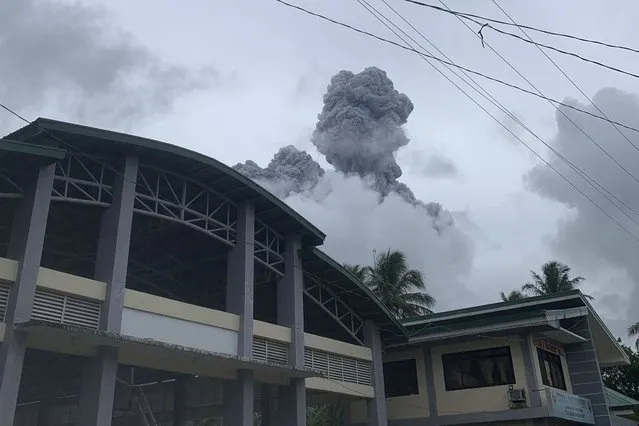 Ash and steam are spewed from Mount Bulusan as seen from Casiguran, Sorsogon province, Philippines on Sunday June 5, 2022. A volcano southeast of the Philippine capital spewed ash and steam about a kilometer into the sky in a brief steam-driven explosion on Sunday, scattering ash in nearby villages and alarming residents, officials said. (Photo by Karlyn Dupan Hamor/AP Photo)