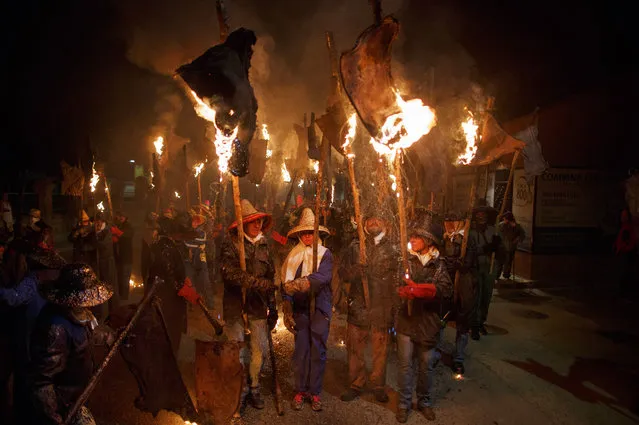 Villagers hold torches made of wine skins during El Vitor Civic procession on September 27, 2017 in Mayorga, Valladolid province, Spain. Every 27 of September Mayorga villagers commemorate the arrival of Santo Toribio de Mongroviejo's relics to his birthplace. The tradition dates back to the 1752 when villagers took to the streets with torches at night to receive the Saint's relics arriving from Latin America. (Photo by Pablo Blazquez Dominguez/Getty Images)