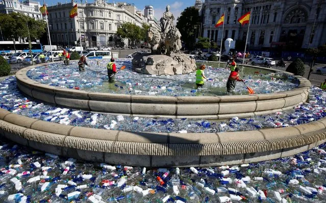 The landmark Cibeles fountain is filled with plastic bottles for an illuminated artistic installation, one of various installations which are being installed in monuments throughout the city to encourage people to spend time outdoors and enjoy autumn night walks, in Madrid, Spain on October 21, 2017. (Photo by Paul Hanna/Reuters)