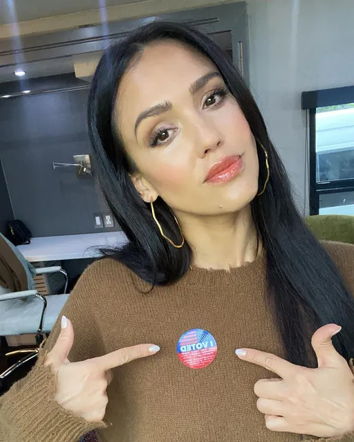 American actress Jessica Alba shows off her voting sticker in the first decade of November 2022. (Photo by jessicaalba/Instagram)