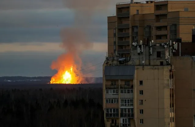 A view shows a fire behind a residential building located in Novoye Devyatkino settlement following a reported explosion of a gas pipe line in the Leningrad region, Russia on November 19, 2022. (Photo by Reuters/Stringer)
