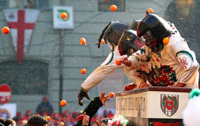 Members of rival teams fight with oranges during an annual carnival battle in the northern Italian town of Ivrea, Italy on February 11, 2018. (Photo by Alessandro Bianchi/Reuters)