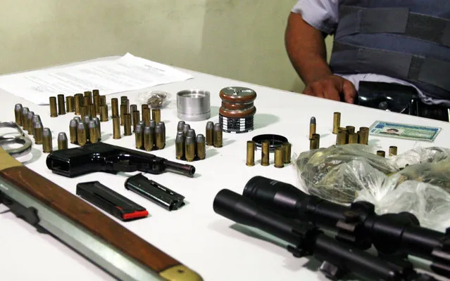 Military Police in Limeira (São Paulo) displays weapons and drugs seized at the residence of singer backcountry Udson Cadorini Silva, the duo Edson & Hudson, on March 21, 2013. He was arrested. (Photo by Edison Temoteo/Futura Press/Estadão Conteúdo)