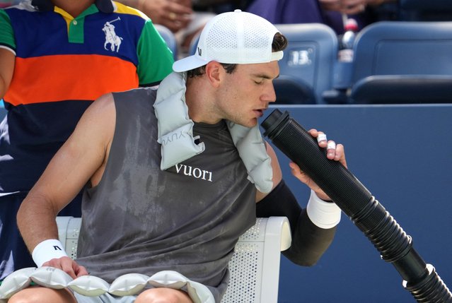 Britain's Jack Draper cools off during his men's singles first round tennis match against Argentina's Federico Agustin Gomez on day two of the US Open tennis tournament at the USTA Billie Jean King National Tennis Center in New York City, on August 25, 2025. (Photo by Timothy A. Clary/AFP Photo)