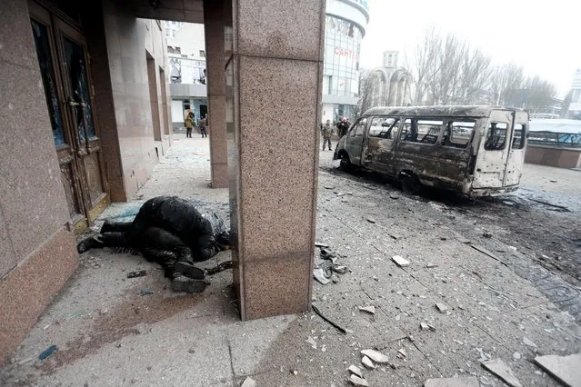A view shows the bodies of victims following shelling outside a damaged building in the separatist-controlled city of Donetsk, Ukraine March 1, 2022. (Photo by Alexander Ermochenko/Reuters)
