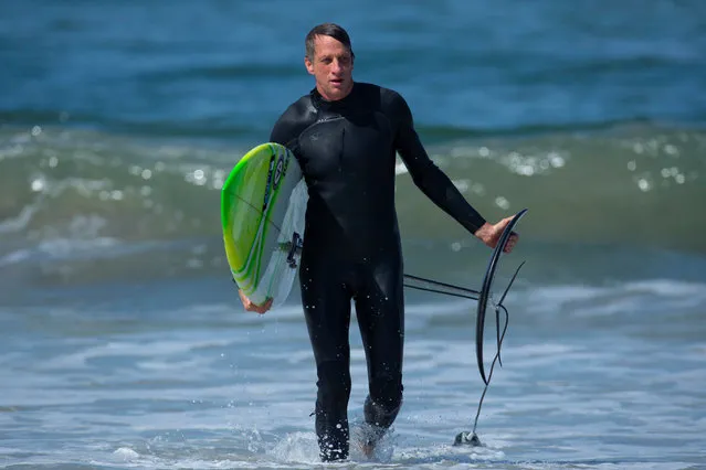 Professional skateboarder Tony Hawk leaves the water after trying foil boarding for the first time in Carlsbad, California on May 23, 2018. (Photo by Mike Blake/Reuters)