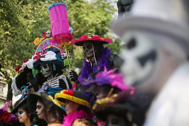 People with faces painted as popular Mexican figure “Catrina” pose for a photo during the annual Catrina Fest, part of Day of the Dead celebrations, in Mexico City, Mexico, November 2, 2016. (Photo by Edgard Garrido/Reuters)