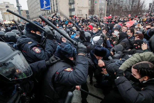 Law enforcement officers clash with participants during a rally in support of jailed Russian opposition leader Alexei Navalny in Moscow, Russia on January 23, 2021. (Photo by Maxim Shemetov/Reuters)