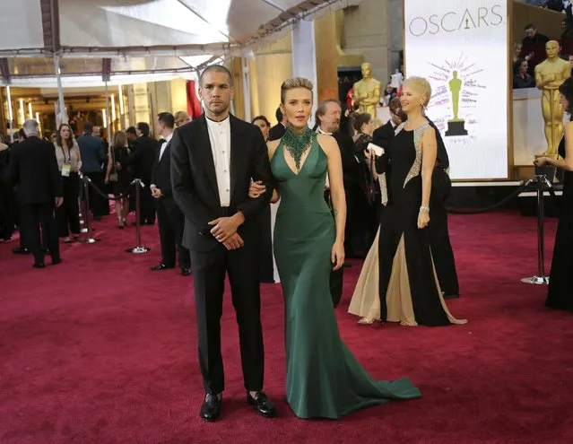 Actress Scarlett Johansson wears a Versace dress as she and husband Romain Dauriac arrive at the 87th Academy Awards in Hollywood, California February 22, 2015. (Photo by Robert Galbraith/Reuters)
